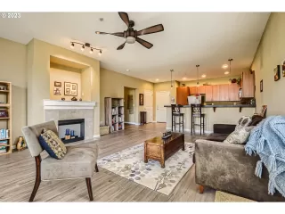 Photo #4: 23682917 Listing