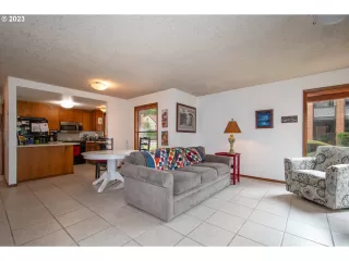 Photo #6: 23682995 Listing