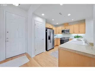 Photo #3: 23683106 Listing