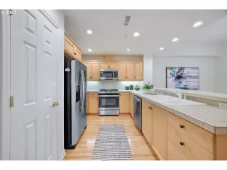 Photo #4: 23683106 Listing