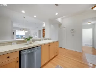 Photo #5: 23683106 Listing