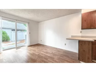 Photo #5: 23684716 Listing