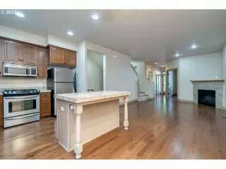 Photo #4: 23686280 Listing