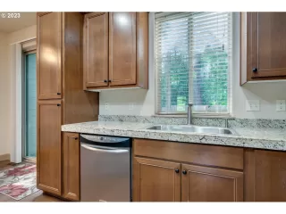 Photo #5: 23686280 Listing