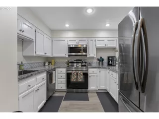 Photo #6: 23690948 Listing