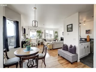 Photo #4: 23692300 Listing