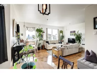 Photo #5: 23692300 Listing