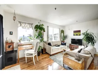 Photo #6: 23692300 Listing