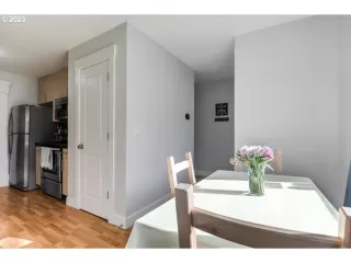 Photo #5: 23693592 Listing 