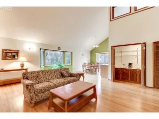 Photo #5: 23695493 Listing