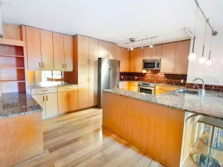 Photo #5: 23696298 Listing