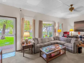 Photo #5: 23697903 Listing