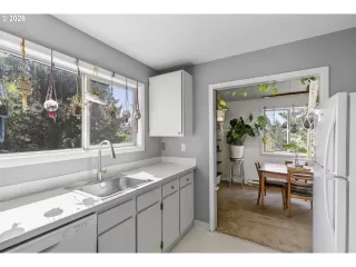 Photo #4: 237635062 Listing 