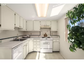 Photo #3: 239149173 Listing