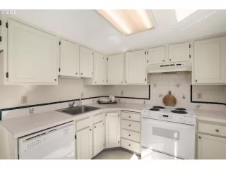 Photo #5: 239149173 Listing