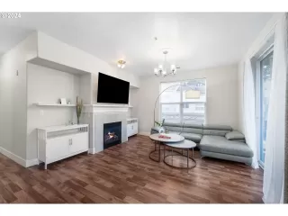 Photo #5: 24000755 Listing