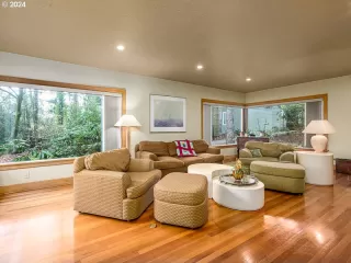 Photo #5: 24000926 Listing