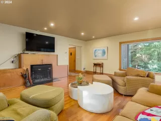 Photo #6: 24000926 Listing