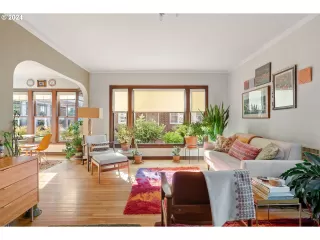 Photo #6: 24000952 Listing