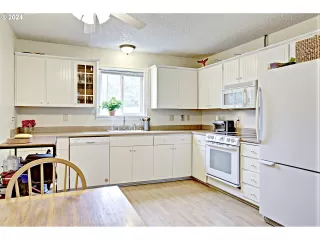 Photo #6: 24001731 Listing