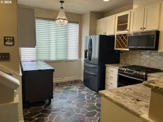 Photo #6: 24004122 Listing
