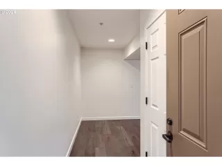 Photo #3: 24006403 Listing