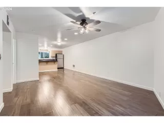 Photo #4: 24006403 Listing