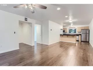 Photo #5: 24006403 Listing