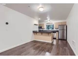 Photo #6: 24006403 Listing