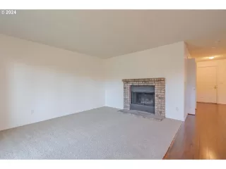 Photo #4: 24007502 Listing