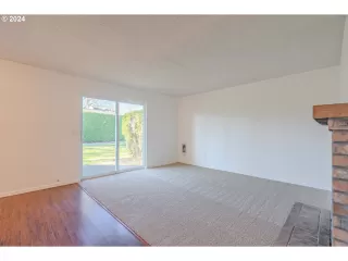 Photo #5: 24007502 Listing