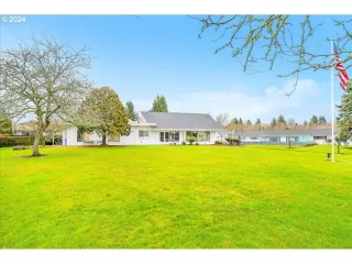 Photo #4: 24007665 Listing