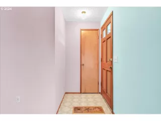 Photo #5: 24007665 Listing