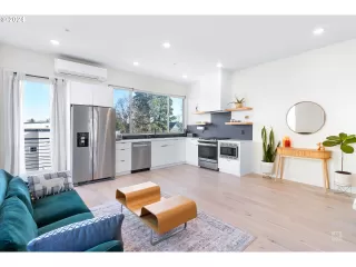 Photo #6: 24008970 Listing