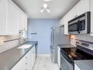 Photo #6: 24009848 Listing