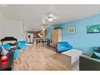 Photo #5: 24010894 Listing 