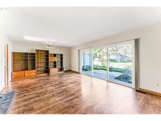 Photo #6: 24011939 Listing