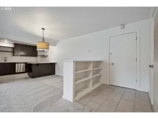 Photo #5: 24012609 Listing