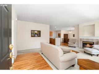 Photo #4: 24013060 Listing