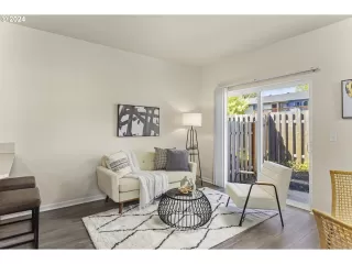 Photo #6: 24013628 Listing 