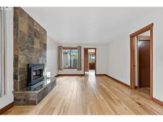 Photo #4: 24016233 Listing