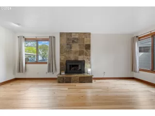 Photo #6: 24016233 Listing