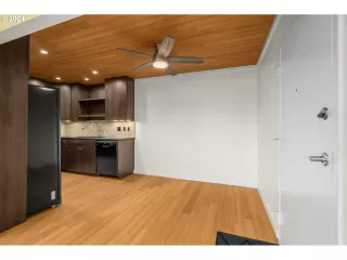 More Details about MLS # 24016507 : 5715 NE SACRAMENTO ST 8