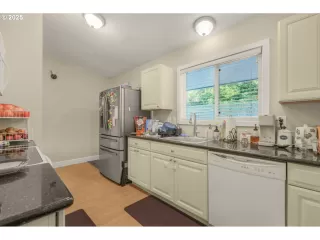 Photo #5: 240167406 Listing