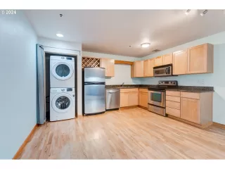 Photo #5: 24021502 Listing