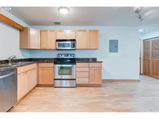 Photo #6: 24021502 Listing