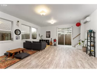 Photo #3: 24022338 Listing