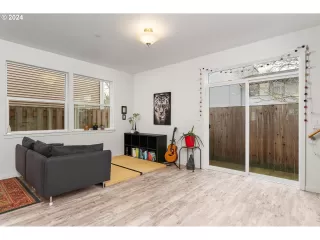 Photo #5: 24022338 Listing