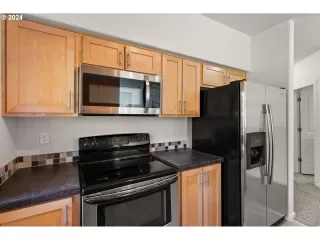 Photo #4: 24022911 Listing