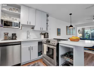 Photo #6: 24023312 Listing